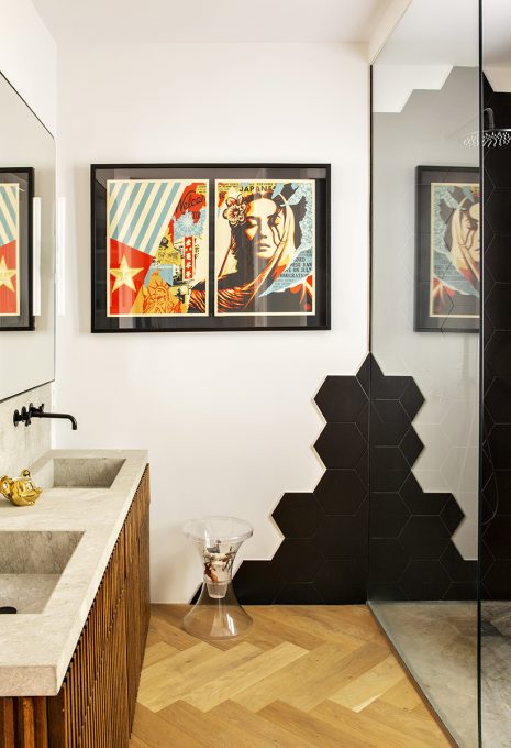 *** Local Caption *** Cuarto de baÒo / lavabos de piedra caliza sobre mueble de listones de roble / serigrafÌa de Obey / ducha con revestimiento negro  / revestimiento suelo de madera de pino con dibujo de espiga / interiorismo Bao Proyectos

NUEVO ESTILO 509 01/12/2020 P70
NUEVO ESTILO 513 01/05/2021 P31